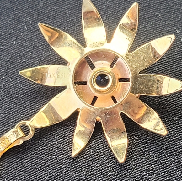 10k Flower Pendant - Picture 2 of 4